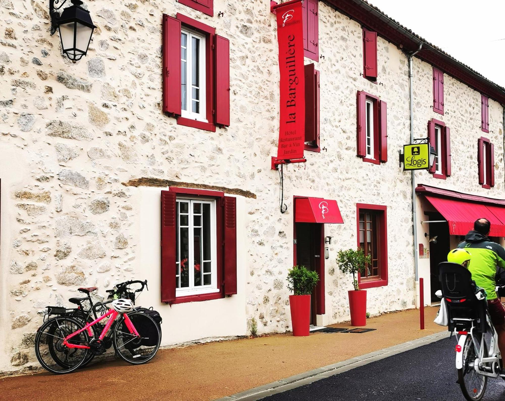 Logis Hotel Restaurant La Barguillere Saint-Pierre-de-Rivière Exteriér fotografie
